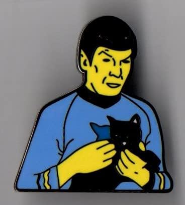 Originalna serija Spock drži emajliranu pribadaču na kojoj je slika mačke Mika