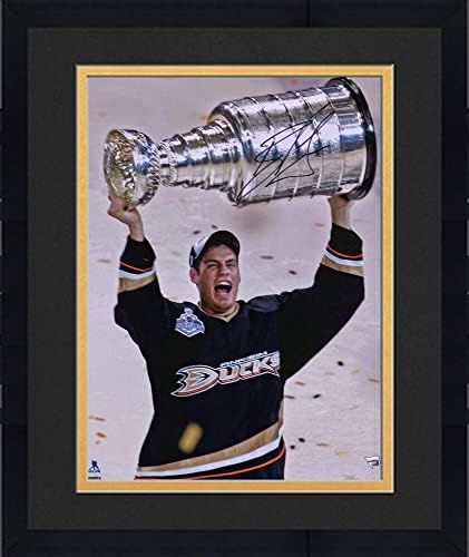 Uokvireni Ryan Getzlaf Anaheim Ducks Autografirani 16 x 20 podizanja šalice za podizanje šalice - Autografirane NHL fotografije