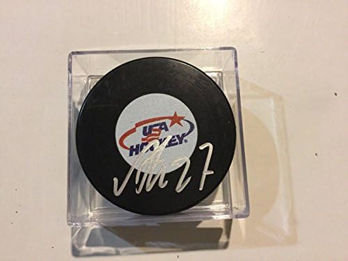 Aleks Galčenjuk potpisao je hokejski pak američke reprezentacije s a-Pakom NHL-a s autogramom