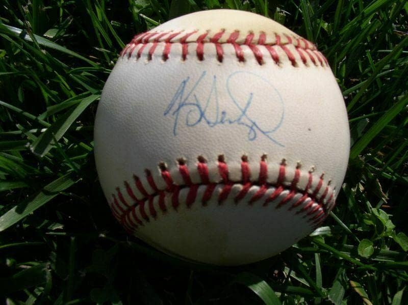 Kevin Seitzer s autogramiranim loptom - Autografirani bejzbols