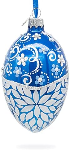 Bijelo biserno cvijeće na sjajnom plavom staklenom ukrasu od jaja 4 inča