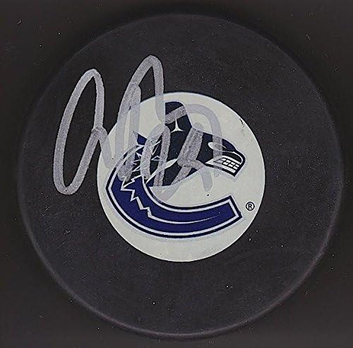 Aaron Roum potpisao je NHL Vancouver Canucks kup 2011.