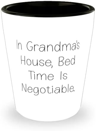 Slatka baka, u bakinoj kući, razgovara se o vremenu za spavanje, čaša s gagged u ustima za baku od unuke