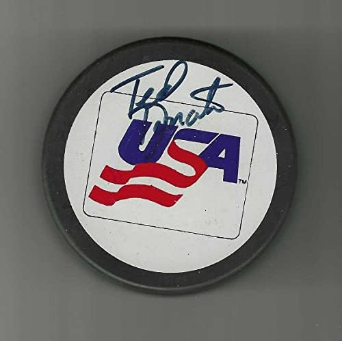 Ted Donato potpisao je američki hokejaški pak-NHL Pakovi s autogramima