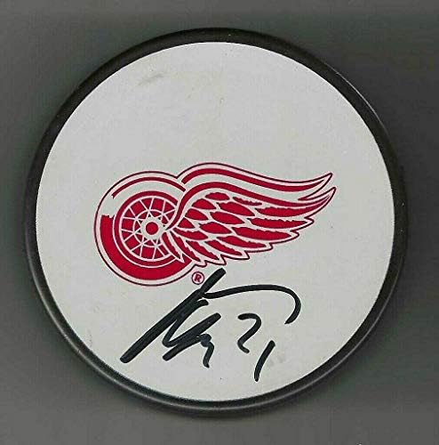 Thomas Tatar potpisao je pak s bijelim logotipom Detroit crvena krila - NHL Pakovi s autogramima